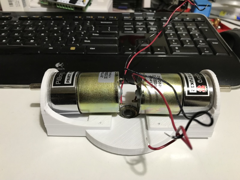 5: Front steering and motor mount, with motors and ballbearing